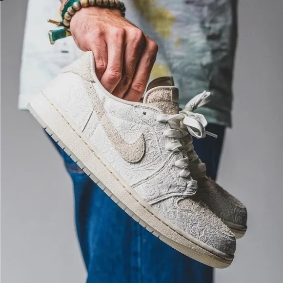 Chris Paul x Air Jordan 1 Low OG "Give Them Flowers" - Picture 2 of 10